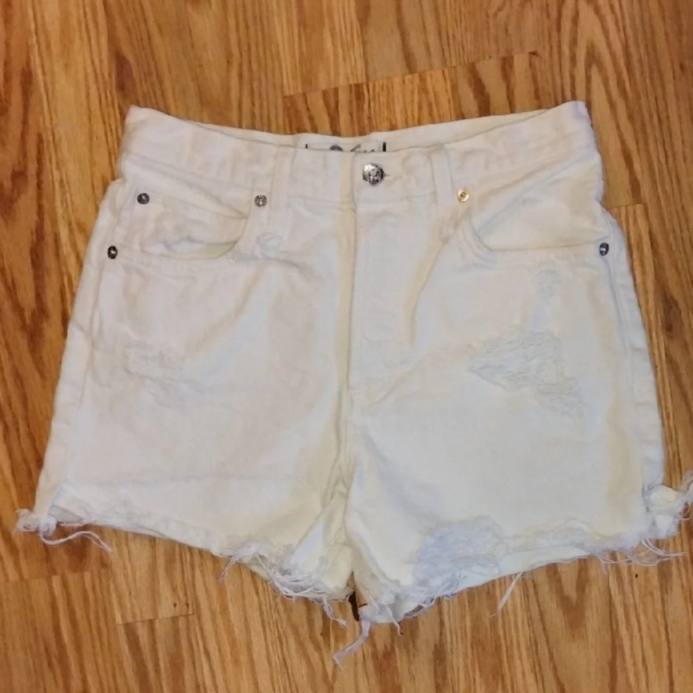 ☯️We The Free Makai Distressed White Cutoff Jean Shorts 26 - Picture 3 of 5